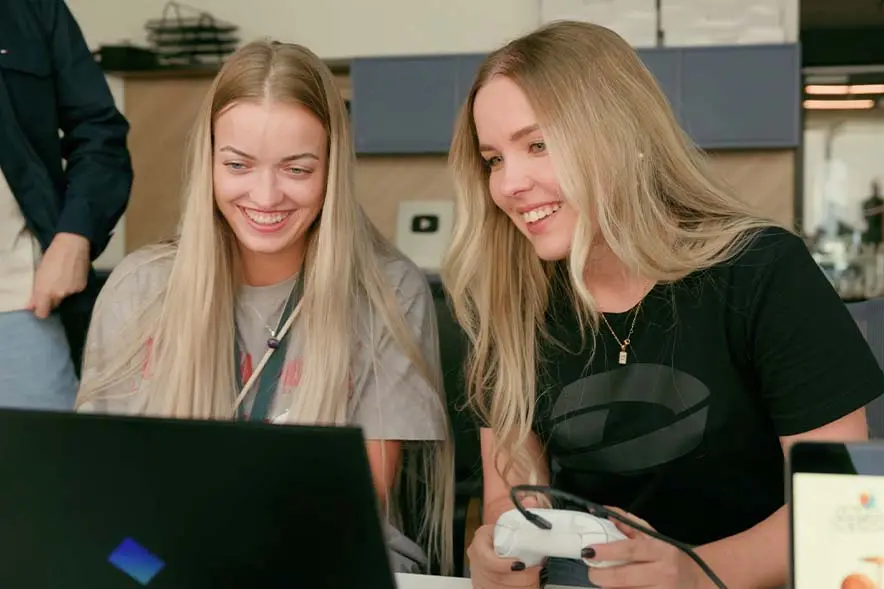 Playamp team working together